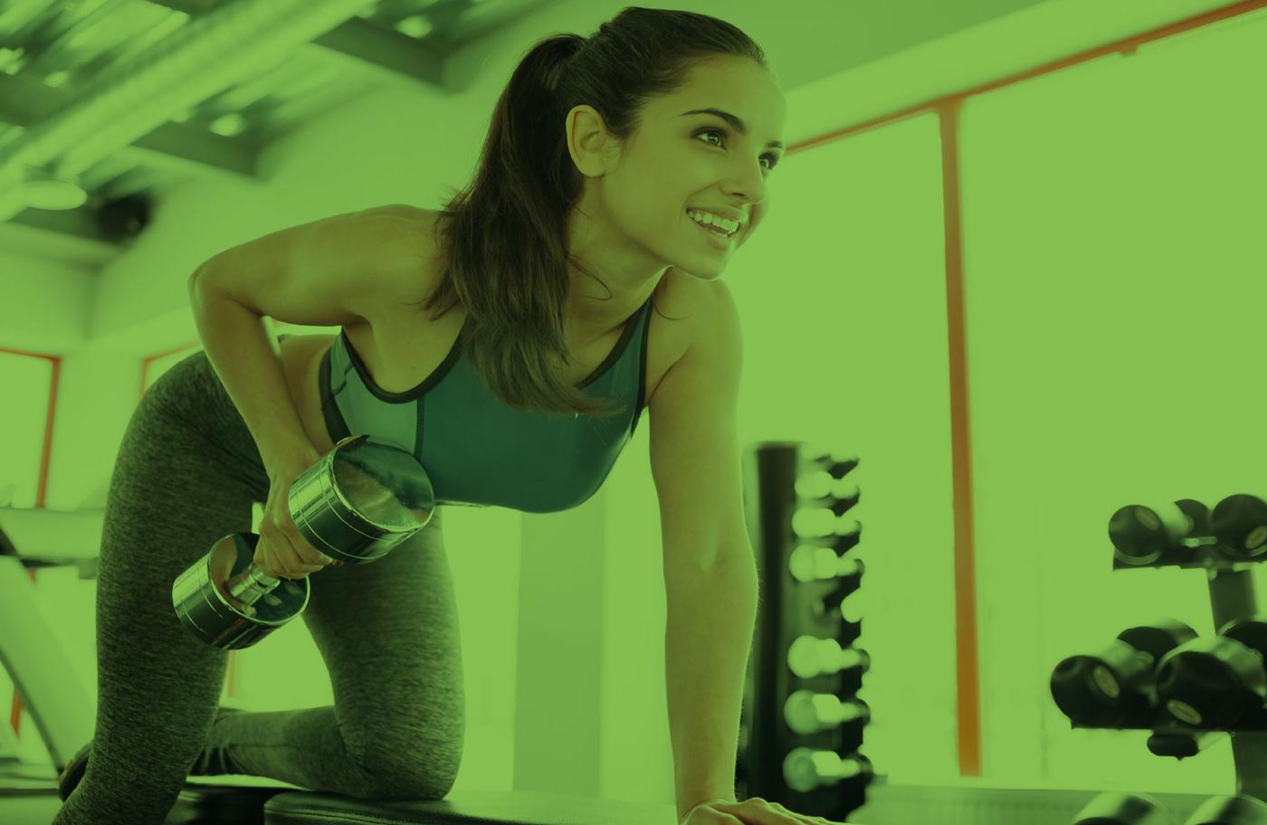 Lady doing a bent over row in the gym